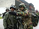 Absprachen zwischen einem österreichischen und einem belgischen Soldaten.