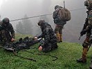 Vorbereitung einer Rette- und Bergetrage durch belgische Soldaten. (Bild öffnet sich in einem neuen Fenster)