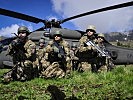 Luftlandung von slowenischen Soldaten mit österreichischen "Black Hawk".