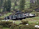 Ein Schützenpanzer Mowag "Piranha" im Angriff. (Bild öffnet sich in einem neuen Fenster)