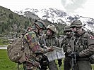 Multinationale Befehlsausgabe zwischen Soldaten aus Belgien und Österreich. (Bild öffnet sich in einem neuen Fenster)