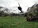 Anlandung eines S-70 "Black Hawk" für den Lufttransport. (Bild öffnet sich in einem neuen Fenster)