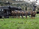 Belgische Soldaten beim Einstieg in einen "Black Hawk". (Bild öffnet sich in einem neuen Fenster)