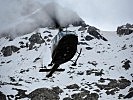 Anlandung eines Transporthubschraubers AB 212 im verschneiten Hochgebirge. (Bild öffnet sich in einem neuen Fenster)