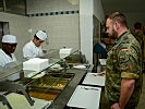 Essensausgabe für die Soldaten. (Bild öffnet sich in einem neuen Fenster)