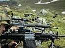 Schweizer Infanteristen beziehen Verteidigungsstellung im Hochgebirge. (Bild öffnet sich in einem neuen Fenster)