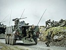 Schweizer Soldaten mit Mannschaftstransportpanzer "Piranha". (Bild öffnet sich in einem neuen Fenster)