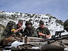 Oberst Kury, l., mit seinen Soldaten. (Bild öffnet sich in einem neuen Fenster)