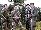 Brigadier Grünwald, r., im Gespräch mit Militärbeobachtern. (Bild öffnet sich in einem neuen Fenster)