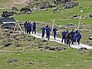 Aufnahme von Flüchtlingen an der Grenze zur Schutzzone. (Bild öffnet sich in einem neuen Fenster)