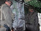 Oberstleutnant Schneider vom Jägerbataillon 23, r., an der Lagekarte. (Bild öffnet sich in einem neuen Fenster)