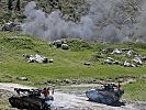 Zwei gepanzerte Kampffahrzeuge "Wiesel" im Feuerkampf. (Bild öffnet sich in einem neuen Fenster)