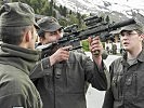 Österreichische Soldaten begutachten ein niederländisches Sturmgewehr. (Bild öffnet sich in einem neuen Fenster)