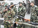 Belgische Kameraden beim Stand der bulgarischen Infanteristen. (Bild öffnet sich in einem neuen Fenster)