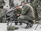 Ein deutscher Gebirgsjäger mit einem überschweren Maschinengewehr. (Bild öffnet sich in einem neuen Fenster)