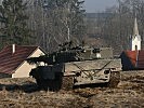 Kampfpanzer Leopard 2 geben Feuerunterstützung... (Bild öffnet sich in einem neuen Fenster)