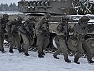 Der Kampfpanzer gibt der vorgehenden Infanterie Deckung. (Bild öffnet sich in einem neuen Fenster)
