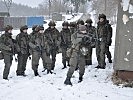 Der Gruppenkommandant zeigt die richtige Technik vor. (Bild öffnet sich in einem neuen Fenster)