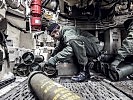 Verstauen der Treibladungen in einer Panzerhaubitze M-109. (Bild öffnet sich in einem neuen Fenster)