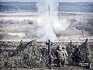 Schwerer Granatwerfer 86 beim Verschießen einer Sprenggranate. (Bild öffnet sich in einem neuen Fenster)