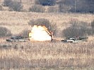 Kampfpanzer Leopard 2 bei der Schussabgabe. (Bild öffnet sich in einem neuen Fenster)