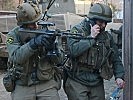 Der Kommandant der Kampfgruppe gibt seine Befehl über Funk. (Bild öffnet sich in einem neuen Fenster)