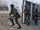 Rasch werden weitere Soldaten nachgeführt. (Bild öffnet sich in einem neuen Fenster)