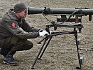 Der Waffenmeister bei der Überprüfung eines Panzerabwehrrohres. (Bild öffnet sich in einem neuen Fenster)