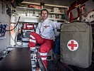 Der Notfallsanitäter in seinem Sanitätsfahrzeug. (Bild öffnet sich in einem neuen Fenster)