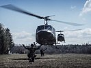 Einweiser zeigen den Piloten die Landeplätze. (Bild öffnet sich in einem neuen Fenster)