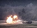 Kampfpanzer "Leopard" 2A4 bei der Schussabgabe. (Bild öffnet sich in einem neuen Fenster)