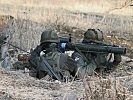 Das Panzerabwehrrohr 66/79 wird geladen. (Bild öffnet sich in einem neuen Fenster)