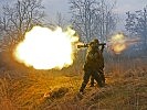 Panzerabwehrrohr beim Verschießen einer Sprenggranate.