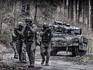 Panzergrenadiere im Vorgehen. (Bild öffnet sich in einem neuen Fenster)