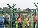 Die Soldaten an der Grenze kontrollieren jeden Flüchtling.
