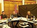Generalleutnant Franz Reißner, l., wird in die Übung eingewiesen.