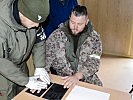 Die Militärstreife überprüft die Dokumente und nimmt Fingerabdrücke. (Bild öffnet sich in einem neuen Fenster)