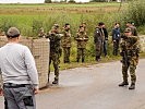 Am Checkpoint wird international geübt. (Bild öffnet sich in einem neuen Fenster)