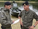Major Frauenberger interviewt Hauptmann Huber zum Stationsbetrieb. (Bild öffnet sich in einem neuen Fenster)
