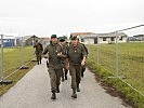 Oberst Erkinger spricht mit General Reißner über den Bordercrossingpoint. (Bild öffnet sich in einem neuen Fenster)