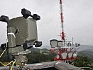 Eine Richtfunkantenne weit entfernt schaut auf den Übungsplatz. (Bild öffnet sich in einem neuen Fenster)