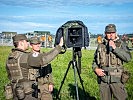 Über Lautsprecher werden den Flüchtlingen Informationen mitgeteilt. (Bild öffnet sich in einem neuen Fenster)