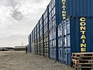 Diese Containerwand dient auch als Schutz des Camps. (Bild öffnet sich in einem neuen Fenster)