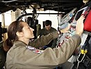 Das Sanitätspersonal überprüft die Ausrüstung im Notfallhubschrauber. (Bild öffnet sich in einem neuen Fenster)