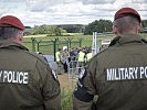 Soldaten der Militärpolizei am Grenzzaun. (Bild öffnet sich in einem neuen Fenster)