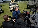 Minister Martin Stropnický aus Tschechien beantwortete Fragen der Reporter. (Bild öffnet sich in einem neuen Fenster)