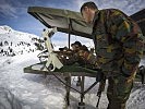 Belgische Soldaten beim Scharfschießen im Gebirge. (Bild öffnet sich in einem neuen Fenster)