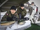 Polnische Soldaten beim Anschießen ihrer Waffen. (Bild öffnet sich in einem neuen Fenster)
