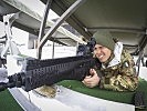 Ein "Alpini" der italienischen Armee visiert das Ziel an. (Bild öffnet sich in einem neuen Fenster)