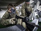 Anschießen der Waffen durch die internationalen Teilnehmer.
